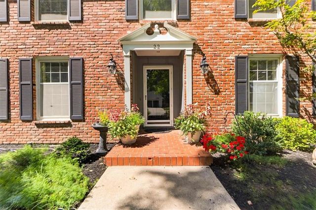 22 NE Bayview Drive, Lee's Summit, MO 64064