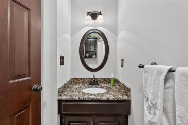 22 NE Bayview Drive, Lee's Summit, MO 64064