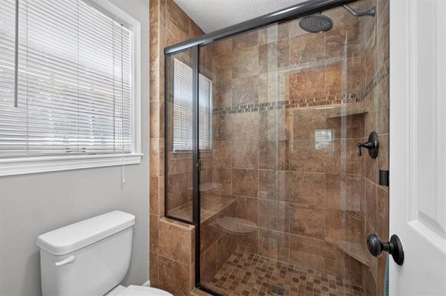 22 NE Bayview Drive, Lee's Summit, MO 64064