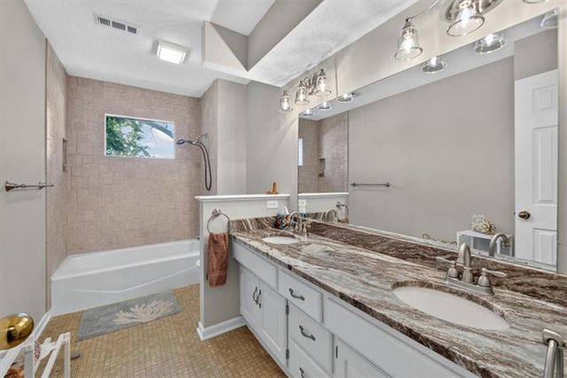 22 NE Bayview Drive, Lee's Summit, MO 64064