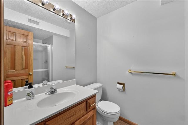 22 NE Bayview Drive, Lee's Summit, MO 64064