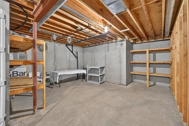 22 NE Bayview Drive, Lee's Summit, MO 64064