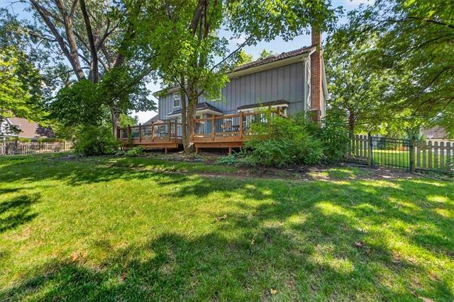 22 NE Bayview Drive, Lee's Summit, MO 64064