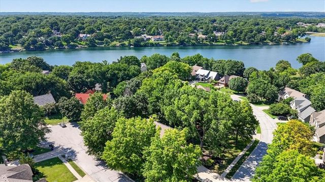 22 NE Bayview Drive, Lee's Summit, MO 64064