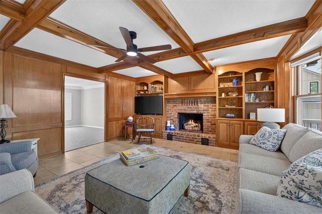 22 NE Bayview Drive, Lee's Summit, MO 64064