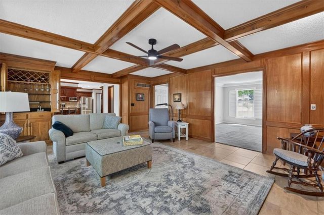 22 NE Bayview Drive, Lee's Summit, MO 64064
