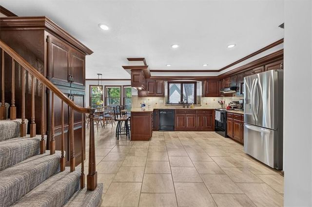 22 NE Bayview Drive, Lee's Summit, MO 64064