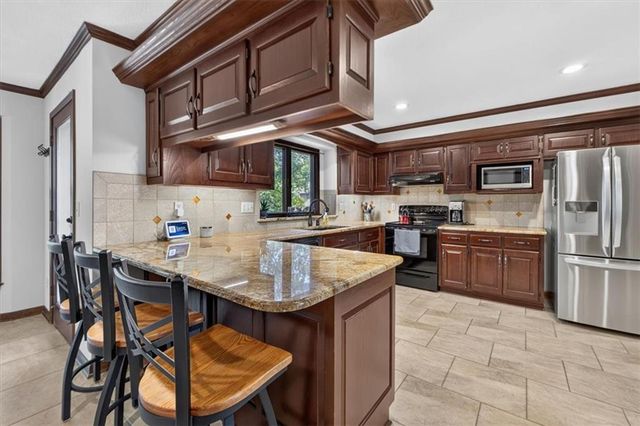 22 NE Bayview Drive, Lee's Summit, MO 64064