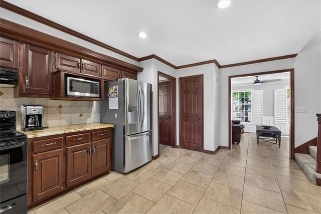 22 NE Bayview Drive, Lee's Summit, MO 64064