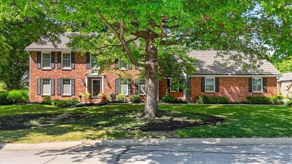 22 NE Bayview Drive, Lee's Summit, MO 64064