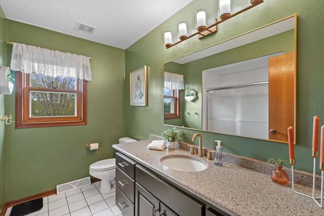 W148N6964 Terriwood DRIVE, Menomonee Falls, WI 53051