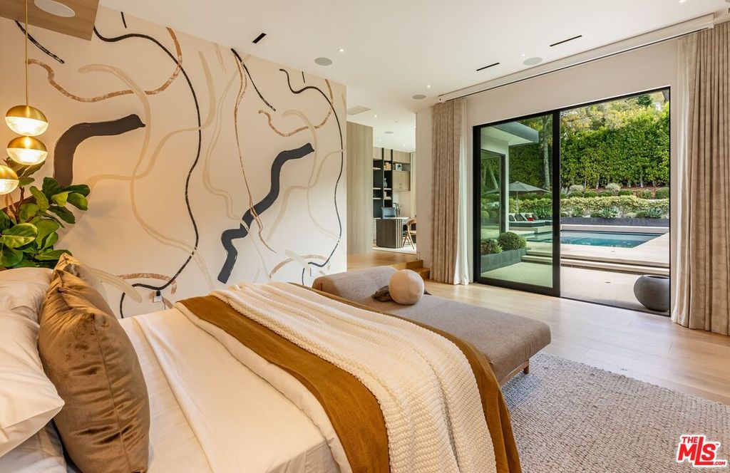 Image 13 of property listing at 9455 Eden Dr, Beverly Hills, CA 90210