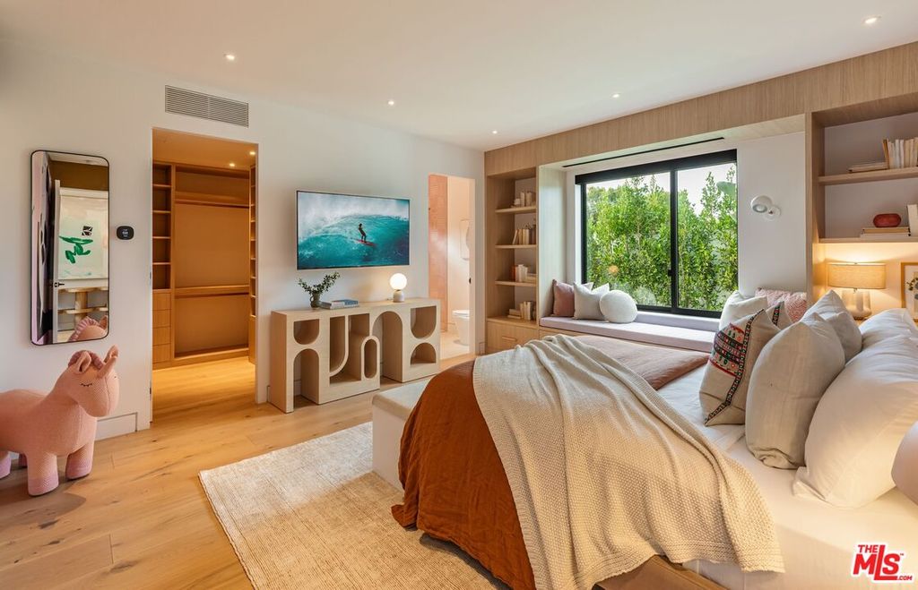 Image 17 of property listing at 9455 Eden Dr, Beverly Hills, CA 90210