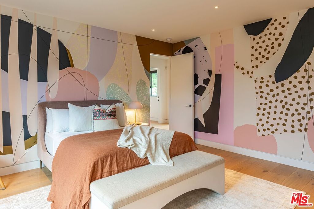 Image 18 of property listing at 9455 Eden Dr, Beverly Hills, CA 90210