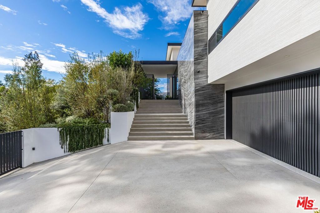 Image 2 of property listing at 9455 Eden Dr, Beverly Hills, CA 90210