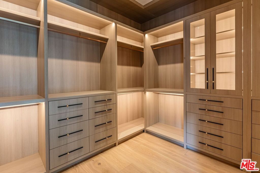 Image 20 of property listing at 9455 Eden Dr, Beverly Hills, CA 90210