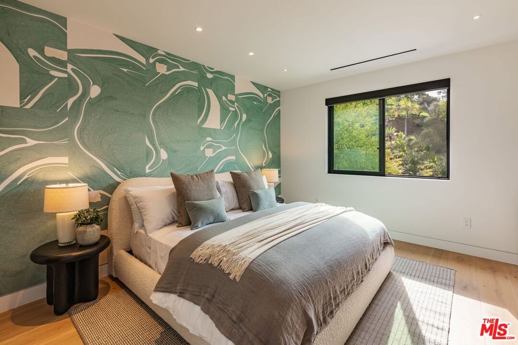 Image 21 of property listing at 9455 Eden Dr, Beverly Hills, CA 90210