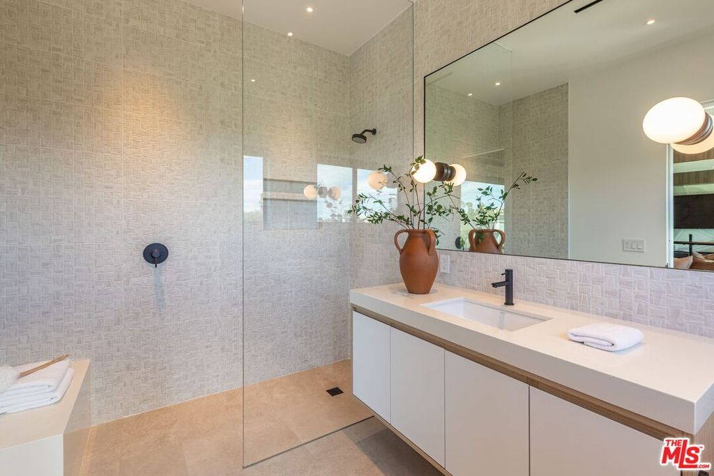 Image 22 of property listing at 9455 Eden Dr, Beverly Hills, CA 90210