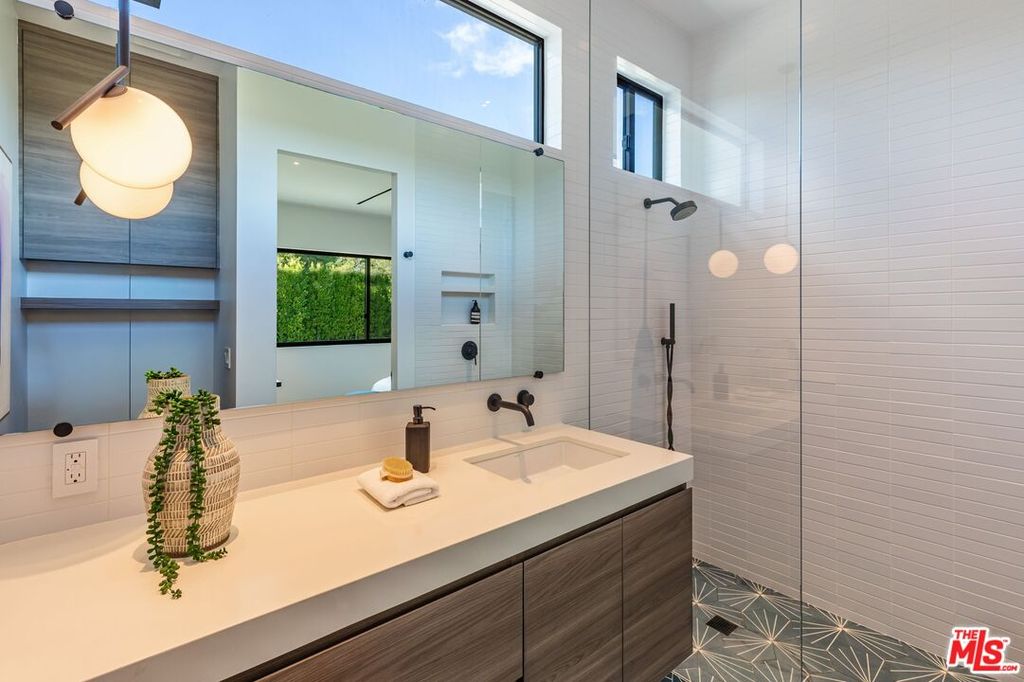 Image 24 of property listing at 9455 Eden Dr, Beverly Hills, CA 90210