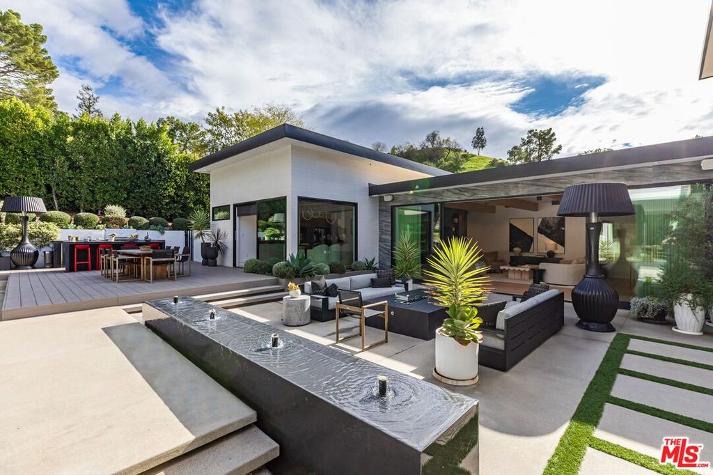 Image 29 of property listing at 9455 Eden Dr, Beverly Hills, CA 90210