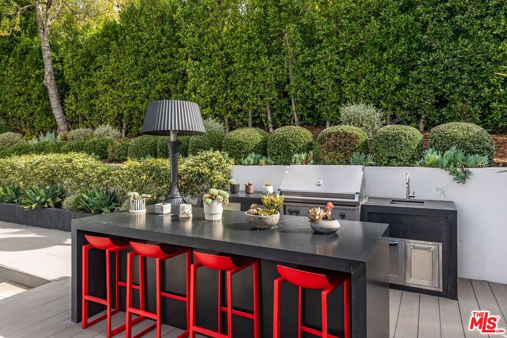 Image 31 of property listing at 9455 Eden Dr, Beverly Hills, CA 90210