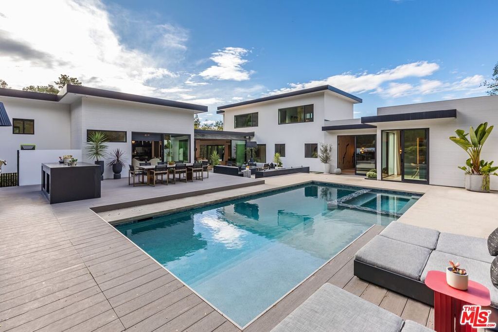 Image 34 of property listing at 9455 Eden Dr, Beverly Hills, CA 90210