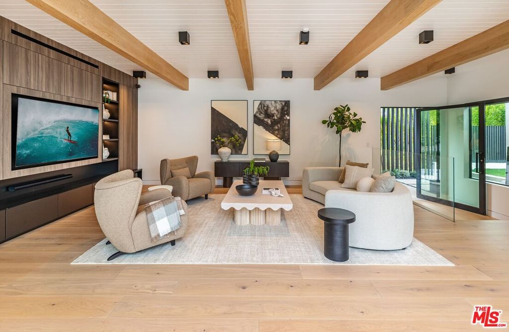 Image 5 of property listing at 9455 Eden Dr, Beverly Hills, CA 90210