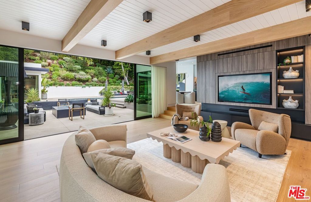 Image 6 of property listing at 9455 Eden Dr, Beverly Hills, CA 90210