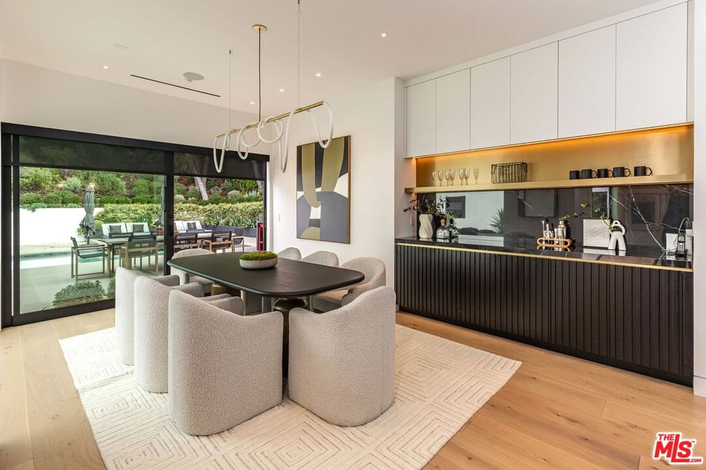 Image 7 of property listing at 9455 Eden Dr, Beverly Hills, CA 90210