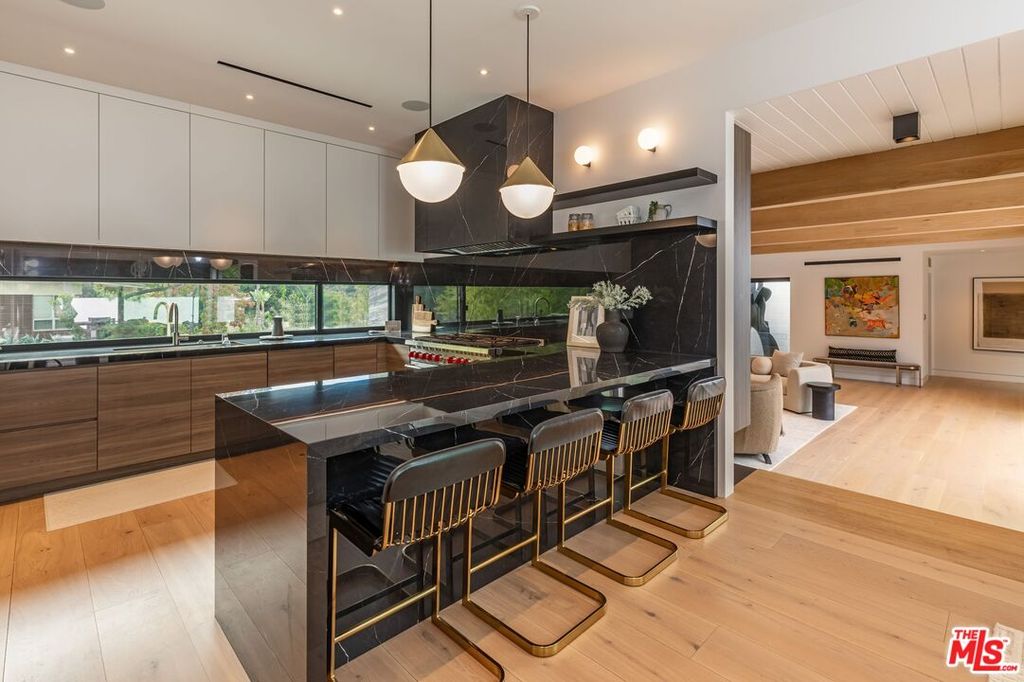 Image 8 of property listing at 9455 Eden Dr, Beverly Hills, CA 90210