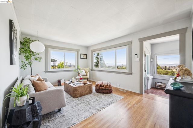 3042 Carlsen St, Oakland, CA 94602