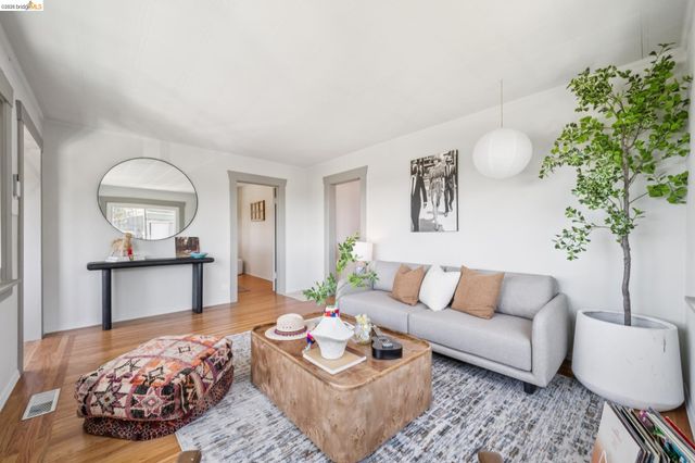 3042 Carlsen St, Oakland, CA 94602