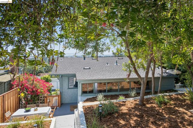 3042 Carlsen St, Oakland, CA 94602