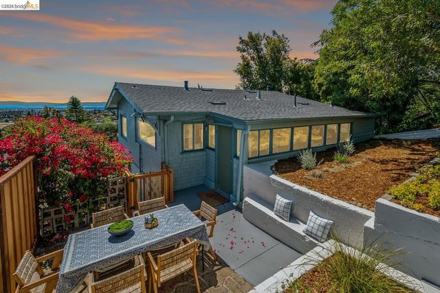 3042 Carlsen St, Oakland, CA 94602