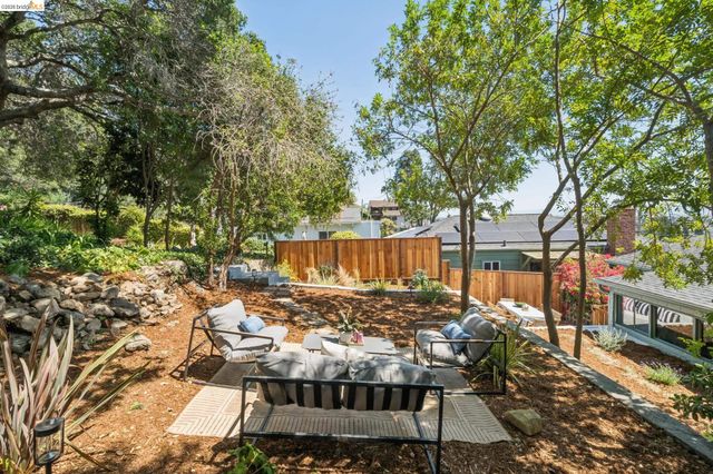 3042 Carlsen St, Oakland, CA 94602
