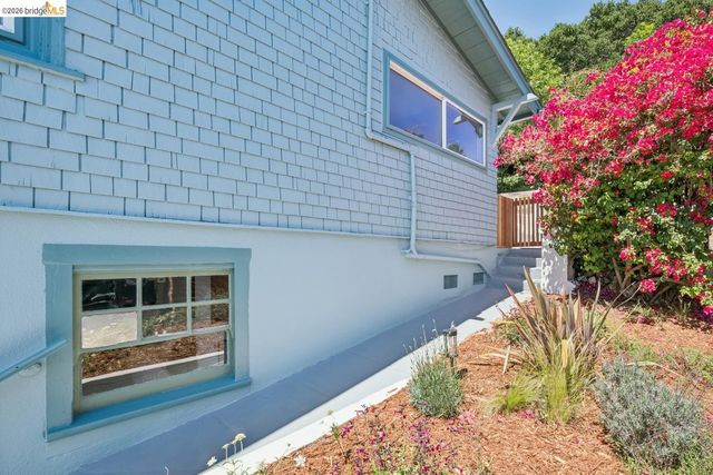 3042 Carlsen St, Oakland, CA 94602