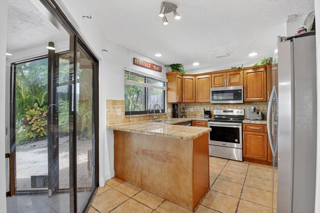 9667 Sunny Isle Circle, Boca Raton, FL 33428