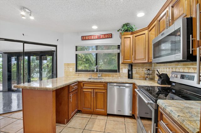 9667 Sunny Isle Circle, Boca Raton, FL 33428