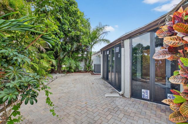 9667 Sunny Isle Circle, Boca Raton, FL 33428