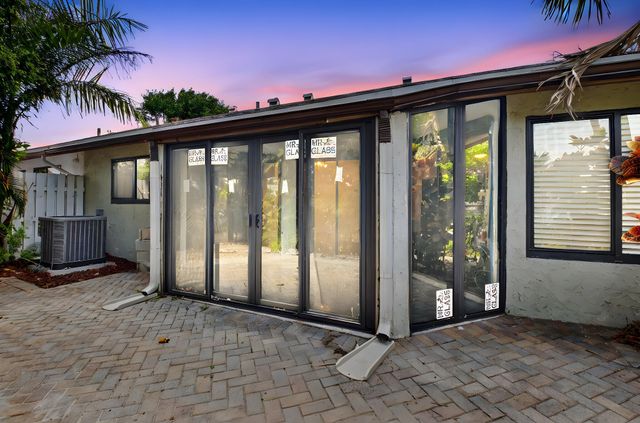 9667 Sunny Isle Circle, Boca Raton, FL 33428