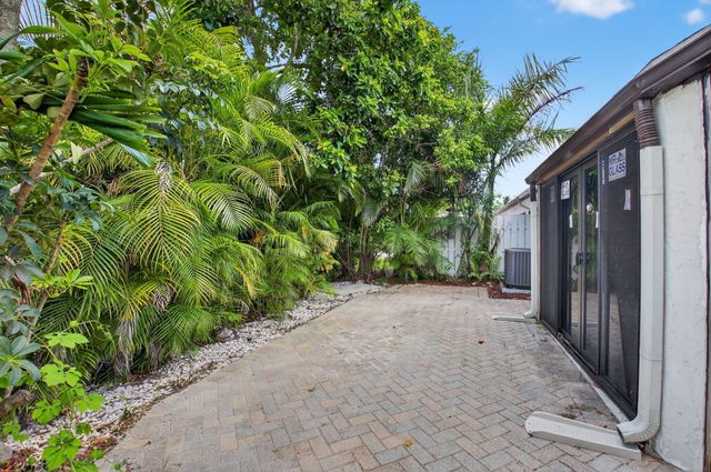 9667 Sunny Isle Circle, Boca Raton, FL 33428