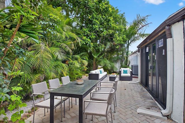 9667 Sunny Isle Circle, Boca Raton, FL 33428