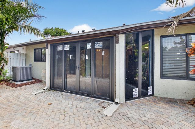 9667 Sunny Isle Circle, Boca Raton, FL 33428