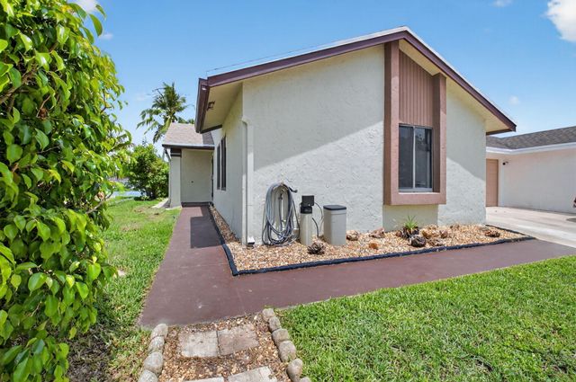 9667 Sunny Isle Circle, Boca Raton, FL 33428