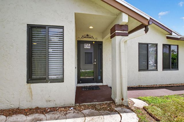 9667 Sunny Isle Circle, Boca Raton, FL 33428