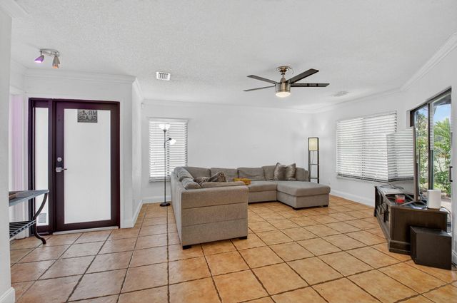 9667 Sunny Isle Circle, Boca Raton, FL 33428