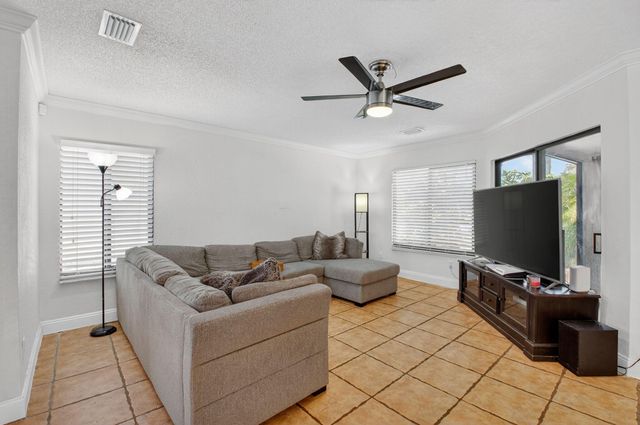 9667 Sunny Isle Circle, Boca Raton, FL 33428