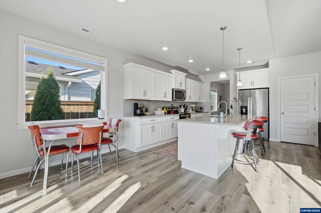 329 S 7th St, Carlton, OR 97111