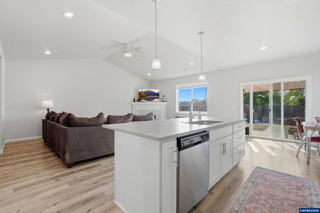 329 S 7th St, Carlton, OR 97111