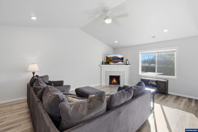 329 S 7th St, Carlton, OR 97111